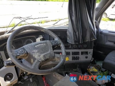 Piąte zdjęcie samochodu w środku: 2021 FREIGHTLINER CASCADIA 126 VIN:3AKJHHDR6MSMH8814 - miniatura