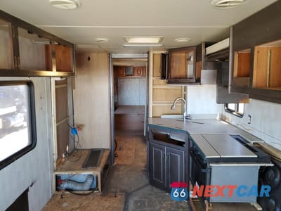 Zdjęcie 6 z 10 samochodu: 2000 FREIGHTLINER CHASSIS X LINE MOTOR HOME VIN:4UZ6XJCAXYCG19634 - miniatura