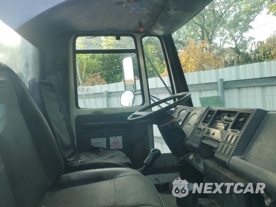 Piąte zdjęcie samochodu w środku: 1993 FORD LOW TILT CARGO CF8000 VIN:1FDXH81A7PVA00258 - miniatura