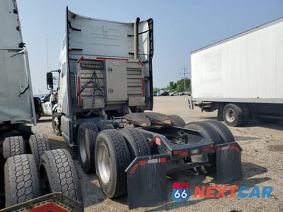 Trzecie zdjęcie samochodu z tyłu: 2021 VOLVO VN VNL VIN:4V4NC9EHXMN269071 - miniatura