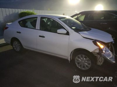 Czwarte zdjęcie samochodu z boku: 2018 NISSAN VERSA S VIN:3N1CN7AP4JL843094 - miniatura