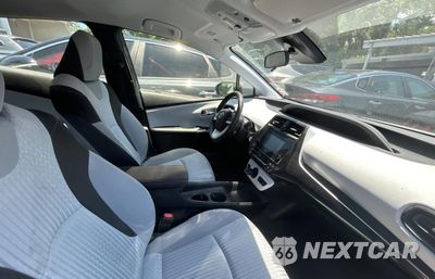 Piąte zdjęcie samochodu w środku: 2018 TOYOTA PRIUS VIN:JTDKBRFU4J3064107 - miniatura