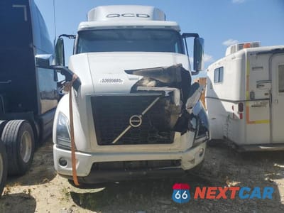 Zdjęcie 7 z 10 samochodu: 2021 VOLVO VNR SEMI TRUCK VIN:4V4WC9EH0MN600339 - miniatura