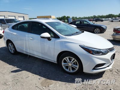 Czwarte zdjęcie samochodu z boku: 2018 CHEVROLET CRUZE LT VIN:1G1BE5SM7J7191179 - miniatura