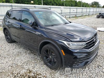 Czwarte zdjęcie samochodu z boku: 2023 VOLKSWAGEN TIGUAN SE R-LINE BLACK VIN:3VVCB7AXXPM011253 - miniatura