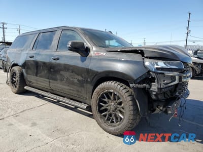 Czwarte zdjęcie samochodu z boku: 2022 CHEVROLET SUBURBAN K1500 Z71 VIN:1GNSKDKD1NR196891 - miniatura