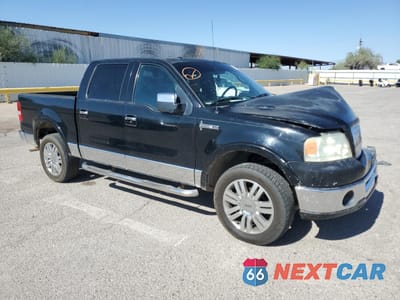 Czwarte zdjęcie samochodu z boku: 2006 LINCOLN MARK LT VIN:5LTPW185X6FJ20507 - miniatura