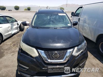 Piąte zdjęcie samochodu w środku: 2018 NISSAN ROGUE S VIN:KNMAT2MT9JP585181 - miniatura
