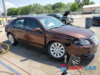 Czwarte zdjęcie samochodu z boku: 2013 CHRYSLER 200 LX VIN:1C3CCBAB1DN560364 - miniatura