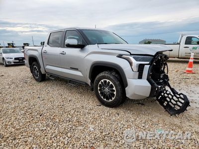 Czwarte zdjęcie samochodu z boku: 2024 TOYOTA TUNDRA CREWMAX SR VIN:5TFLA5DB5RX207376 - miniatura