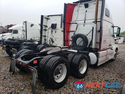 Czwarte zdjęcie samochodu z boku: 2018 VOLVO VN VNL VIN:4V4NC9EH3JN884671 - miniatura