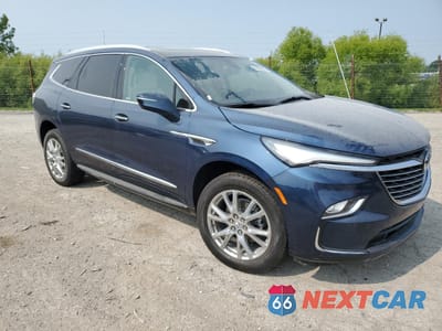 Czwarte zdjęcie samochodu z boku: 2023 BUICK ENCLAVE ESSENCE VIN:5GAERBKW6PJ188621 - miniatura