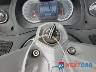 Zdjęcie 8 z 9 samochodu: 2011 CAN-AM SPYDER ROADSTER RT-LTD VIN:2BXJBDC10BV000591 - miniatura