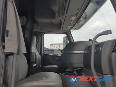 Piąte zdjęcie samochodu w środku: 2021 VOLVO VNL SEMI TRUCK VIN:4V4NC9EH0MN272500 - miniatura