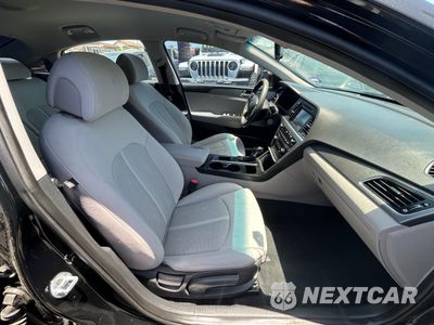 Piąte zdjęcie samochodu w środku: 2017 HYUNDAI SONATA SE VIN:5NPE24AF9HH475302 - miniatura