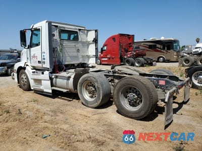 Trzecie zdjęcie samochodu z tyłu: 2018 VOLVO VN VNL VIN:4V4NB9EH6JN887938 - miniatura