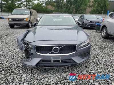 Piąte zdjęcie samochodu w środku: 2021 VOLVO S60 T6 MOMENTUM VIN:7JRA22TK1MG092581 - miniatura