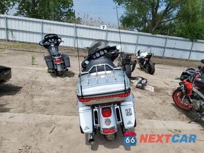 Czwarte zdjęcie samochodu z boku: 2015 HARLEY-DAVIDSON FLHTK ULTRA LIMITED VIN:1HD1KEL1XFB676130 - miniatura