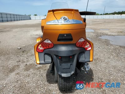 Czwarte zdjęcie samochodu z boku: 2014 CAN-AM SPYDER ROADSTER RT VIN:2BXNBDD18EV005977 - miniatura