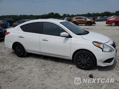 Czwarte zdjęcie samochodu z boku: 2018 NISSAN VERSA S VIN:3N1CN7AP6JL879451 - miniatura