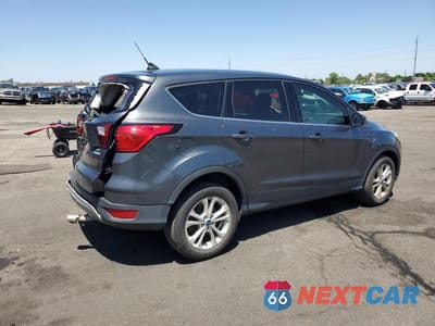 Trzecie zdjęcie samochodu z tyłu: 2019 FORD ESCAPE SE VIN:1FMCU0GD2KUA17383 - miniatura