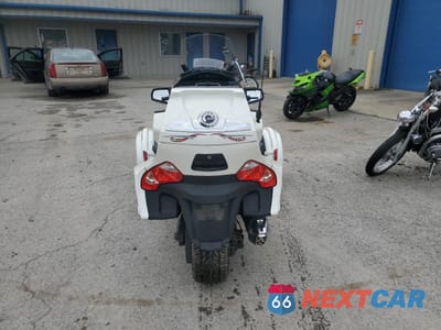 Czwarte zdjęcie samochodu z boku: 2018 CAN-AM SPYDER ROADSTER RT VIN:2BXNBDD27JV000238 - miniatura
