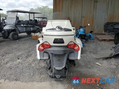 Czwarte zdjęcie samochodu z boku: 2011 CAN-AM SPYDER ROADSTER RT-LTD VIN:2BXJBDC10BV000591 - miniatura