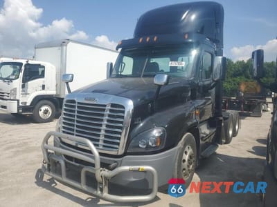 Drugie zdjęcie samochodu z przodu: 2017 FREIGHTLINER CASCADIA 125 VIN:1FUJGEDR9HLHZ7991 - miniatura