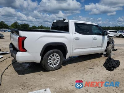 Trzecie zdjęcie samochodu z tyłu: 2025 TOYOTA TUNDRA CREWMAX SR VIN:5TFLA5DB9SX277503 - miniatura