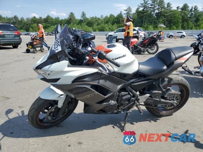 Trzecie zdjęcie samochodu z tyłu: 2023 KAWASAKI EX650 R VIN:ML5EXER12PDA90780 - miniatura