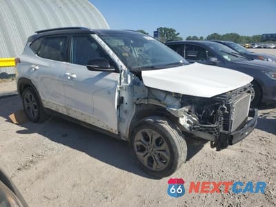 Czwarte zdjęcie samochodu z boku: 2024 KIA SELTOS S VIN:KNDEUCAAXR7557621 - miniatura