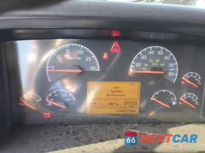 Zdjęcie 8 z 10 samochodu: 2006 VOLVO VNL SEMI TRUCK VIN:4V4NC9GH46N437528 - miniatura