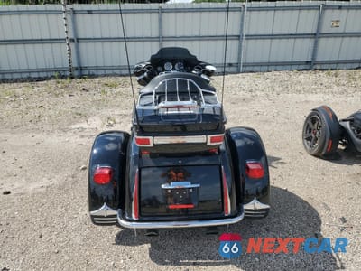 Czwarte zdjęcie samochodu z boku: 2013 HARLEY-DAVIDSON FLHTCUTG TRI GLIDE ULTRA CLASSIC VIN:1HD1MAM18DB850324 - miniatura