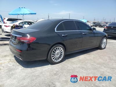 Trzecie zdjęcie samochodu z tyłu: 2022 MERCEDES-BENZ E 350 VIN:W1KZF8DB2NB095808 - miniatura