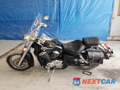 Trzecie zdjęcie samochodu z tyłu: 2001 HONDA VT750 CD VIN:JH2RC44351K500615 - miniatura