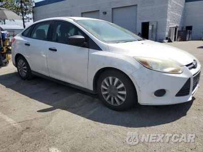 Czwarte zdjęcie samochodu z boku: 2014 FORD FOCUS S VIN:1FADP3E23EL432442 - miniatura