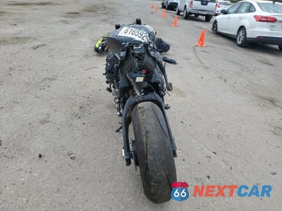 Czwarte zdjęcie samochodu z boku: 2021 YAMAHA YZFR1 VIN:JYARN66E6MA001244 - miniatura