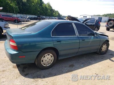 Trzecie zdjęcie samochodu z tyłu: 1995 HONDA ACCORD LX VIN:1HGCD5637SA159063 - miniatura