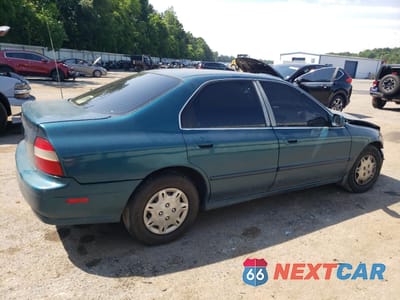 Trzecie zdjęcie samochodu z tyłu: 1995 HONDA ACCORD LX VIN:1HGCD5637SA159063 - miniatura