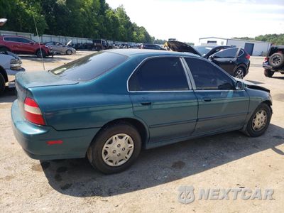 Trzecie zdjęcie samochodu z tyłu: 1995 HONDA ACCORD LX VIN:1HGCD5637SA159063 - miniatura