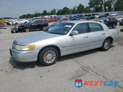 1998 LINCOLN TOWN CAR SIGNATURE 1LNFM82W9WY720224 - główne zdjęcie licytacji z USA - miniatura