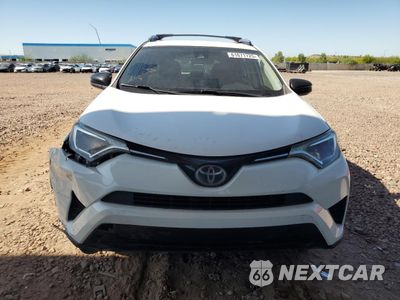 Piąte zdjęcie samochodu w środku: 2017 TOYOTA RAV4 LE VIN:JTMZFREV7HJ141698 - miniatura