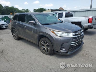 Czwarte zdjęcie samochodu z boku: 2018 TOYOTA HIGHLANDER LE VIN:5TDBZRFH3JS875040 - miniatura