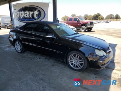 Czwarte zdjęcie samochodu z boku: 2009 MERCEDES-BENZ CLK 350 VIN:WDBTK56F19T108492 - miniatura