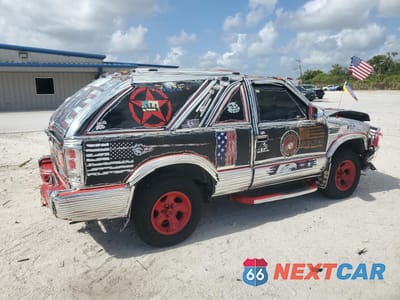 Trzecie zdjęcie samochodu z tyłu: 2000 CHEVROLET BLAZER VIN:1GNCS18WXYK252125 - miniatura