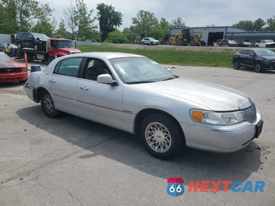 Czwarte zdjęcie samochodu z boku: 1998 LINCOLN TOWN CAR SIGNATURE VIN:1LNFM82W9WY720224 - miniatura