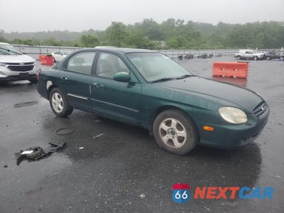 Czwarte zdjęcie samochodu z boku: 2001 HYUNDAI SONATA GL VIN:KMHWF25S51A393869 - miniatura