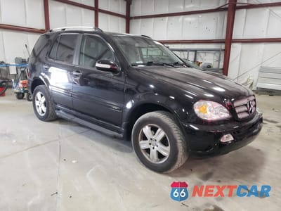 Czwarte zdjęcie samochodu z boku: 2005 MERCEDES-BENZ ML 350 VIN:4JGAB57E65A522030 - miniatura