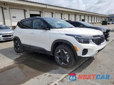 Czwarte zdjęcie samochodu z boku: 2025 KIA SELTOS S VIN:KNDEUCAA2S7790270 - miniatura