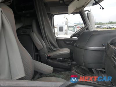 Piąte zdjęcie samochodu w środku: 2024 VOLVO VNL SEMI TRUCK VIN:4V4NC9EJ1RN633128 - miniatura